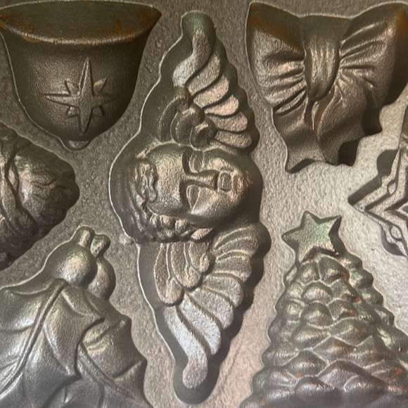 John Wright Cast Iron Christmas Cookie Candy
Mold Santa Tree Angel Bell Star - Picture 2 of 7